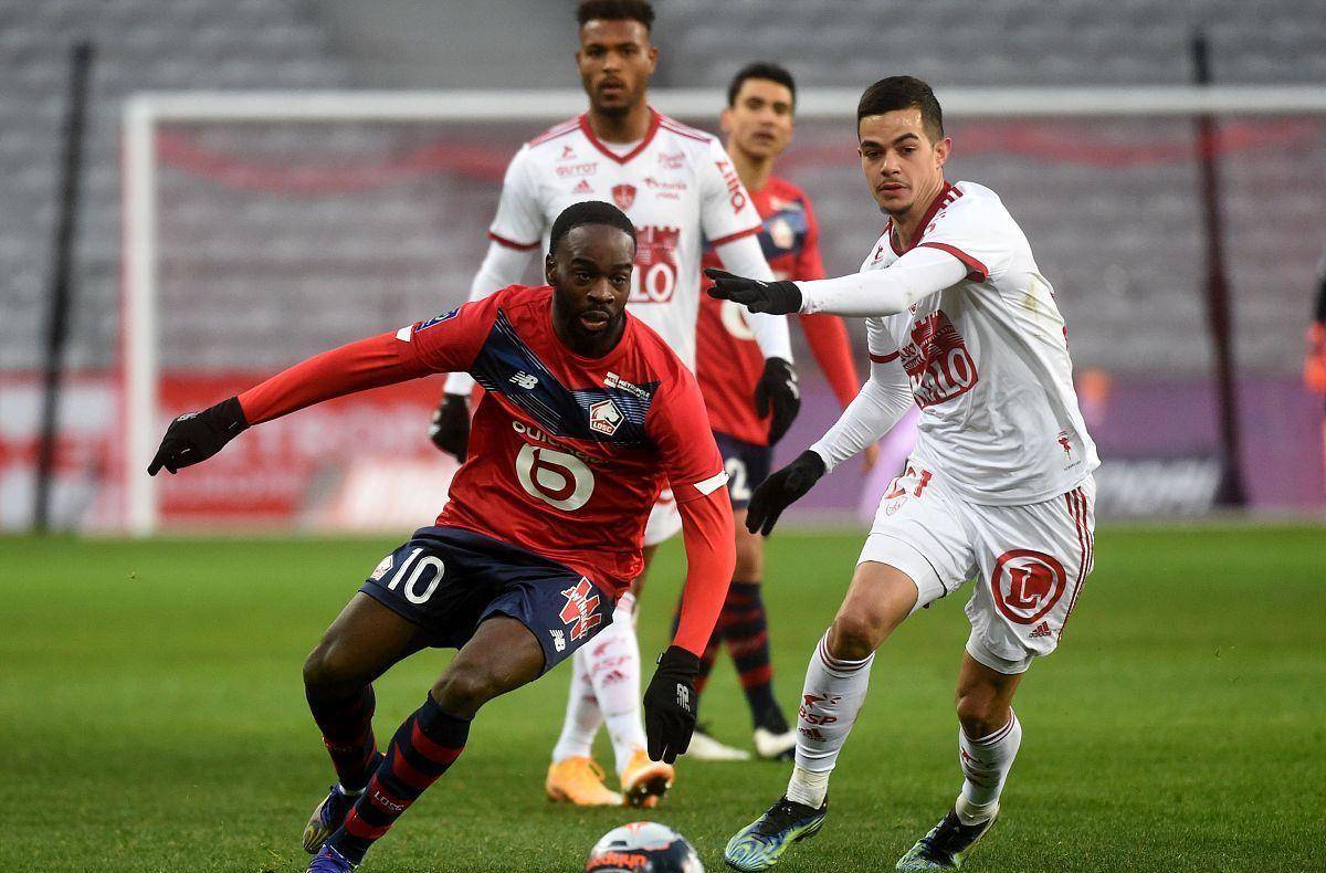 挥得更加自 挥得更加自